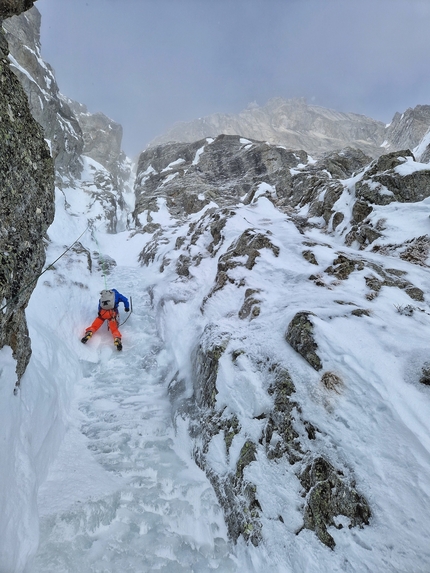 Aiguille de l'Évêque, Grandes Jorasses, Giuseppe Vidoni, Richard Tiraboschi, Tommaso Vection - L'apertura di 'Happy Birthday' alla sud di Aiguille de l'Évêque, Grandes Jorasses (Giuseppe Vidoni, Richard Tiraboschi, Tommaso Vection 28/01/2023)