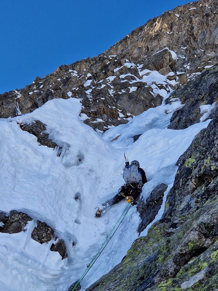 Aiguille de l'Évêque, Grandes Jorasses, Giuseppe Vidoni, Richard Tiraboschi, Tommaso Vection - Making the first ascent of 'Happy Birthday' on the south face of Aiguille de l'Évêque, Grandes Jorasses (Giuseppe Vidoni, Richard Tiraboschi, Tommaso Vection 28/01/2023)