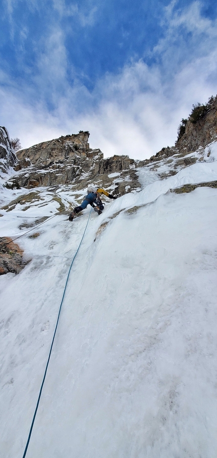 Big new mixed climb on Aiguille de l'Évêque (Grandes Jorasses) by Richard Tiraboschi, Tommaso Vection, Giuseppe Vidoni