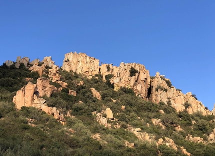 Loceri, Sardegna - Panoramica delle falesie del Monte Tarè, Loceri, Sardegna