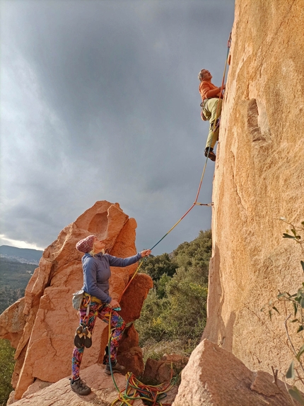 Loceri, Sardegna - Maurizio Oviglia e Tatjana Goex su 'Papaya' (6b+) a Loceri in Sardegna