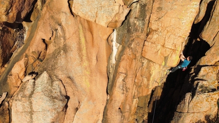 Loceri, Sardegna - Andrea Mannias sul bellissimo spigolo di 'Kangoo' (7a+), Loceri, Sardegna