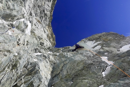 Barre des Ecrins, Julien Cruvellier de Luze, Nicolas Jean, Benjamin Védrines - Making the first ascent of 'De l'Or en Barre' on the south face of Barre des Écrins (Julien Cruvellier de Luze, Nicolas Jean, Benjamin Védrines 28-29/01/2023)