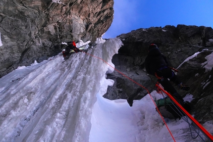 Barre des Ecrins, Julien Cruvellier de Luze, Nicolas Jean, Benjamin Védrines - Making the first ascent of 'De l'Or en Barre' on the south face of Barre des Écrins (Julien Cruvellier de Luze, Nicolas Jean, Benjamin Védrines 28-29/01/2023)