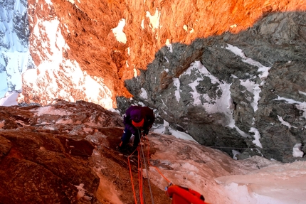 Barre des Ecrins, Julien Cruvellier de Luze, Nicolas Jean, Benjamin Védrines - Making the first ascent of 'De l'Or en Barre' on the south face of Barre des Écrins (Julien Cruvellier de Luze, Nicolas Jean, Benjamin Védrines 28-29/01/2023)