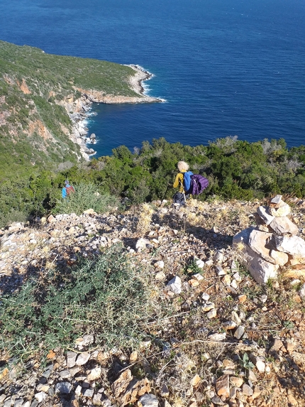 Leonidio, Grecia - Leonidio, Grecia: discesa verso il mare per raggiungere la falesia Capsala