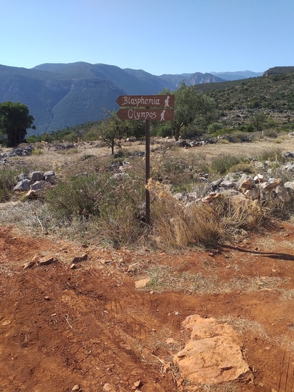 Leonidio, Grecia - Leonidio, Grecia: segnaletica delle falesie