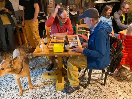 Leonidio, Grecia, arrampicata - Leonidio, Grecia: Partita di Backgammon al Panjika