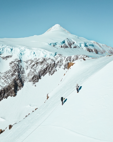 Fernanda Maciel, Mt Vinson - Fernanda Maciel e Sam Hennessey durante la salita in velocità del Monte Vinson (4892m, Antartide) nel tempo totale di 9 ore e 41 minuti.