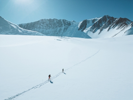 Fernanda Maciel, Mt Vinson - Fernanda Maciel e Sam Hennessey durante la salita in velocità del Monte Vinson (4892m, Antartide) nel tempo totale di 9 ore e 41 minuti.