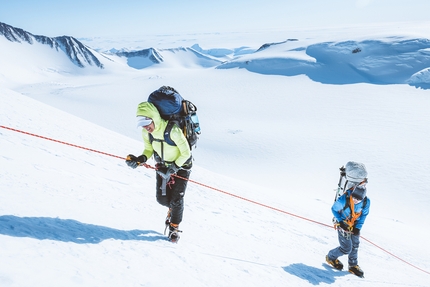 Fernanda Maciel, Mt Vinson - Fernanda Maciel e Sam Hennessey durante la salita in velocità del Monte Vinson (4892m, Antartide) nel tempo totale di 9 ore e 41 minuti.