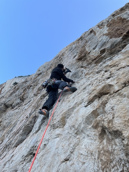 Monte Gallo, Sicilia, Giorgio Consiglio, Bernardo Rivadossi - Bernardo Rivadossi in apertura di L4 di Correnti Galvaniche, Monte Gallo, Sicilia