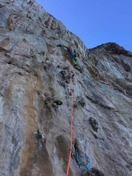 Monte Gallo, Sicilia, Giorgio Consiglio, Bernardo Rivadossi - Giorgio Consiglio in apertura su L5 di Correnti Galvaniche, Monte Gallo, Sicilia