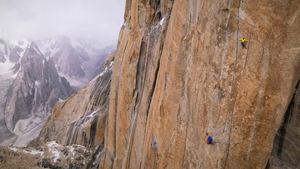 Reel Rock - Barbara Zangerl assicurata da Jacopo Larcher sulla Eternal Flame, Nameless Tower, Trango Towers, Pakistan, 07/2022