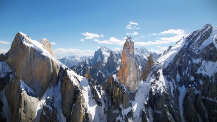 Reel Rock - Il massiccio dei Trango Tower nel Karakoram in Pakistan. Great Trango Tower sulla sinistra; Nameless Tower sulla destra. Eternal Flame è situata sulla sinistra della Nameless Tower