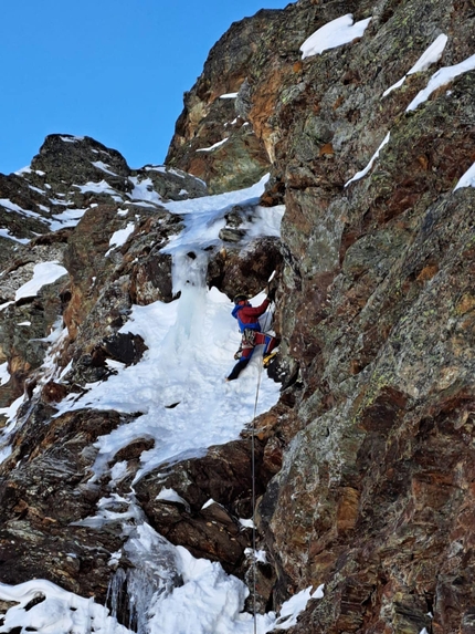 Mont Blanc du Créton, Petites Murailles, François Cazzanelli, Emrik Favre, Stefano Stradelli - François Cazzanelli making the first ascent of 'Sognando l’inimmaginabile' on the east face of Mont Blanc du Créton, Petites Murailles (François Cazzanelli, Emrik Favre, Stefano Stradelli 03/02/2023)