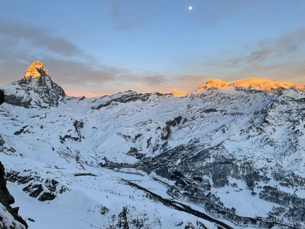 Mont Blanc du Créton, Petites Murailles, François Cazzanelli, Emrik Favre, Stefano Stradelli - La vista sul Cervino durante l'apertura di 'Sognando l’inimmaginabile' sulla est di Mont Blanc du Créton, Petites Murailles (François Cazzanelli, Emrik Favre, Stefano Stradelli 03/02/2023)