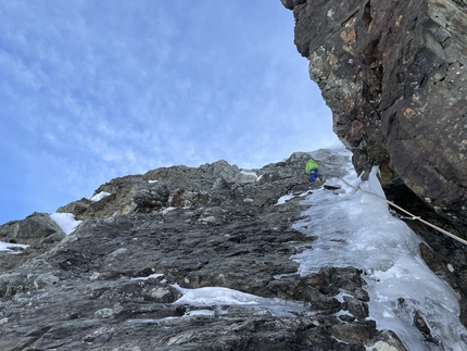 Mont Blanc du Créton, Petites Murailles, François Cazzanelli, Emrik Favre, Stefano Stradelli - Emrik Favre durante l'apertura di 'Sognando l’inimmaginabile' sulla est di Mont Blanc du Créton, Petites Murailles (François Cazzanelli, Emrik Favre, Stefano Stradelli 03/02/2023)