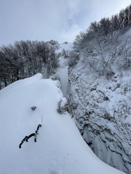 Monti del Matese, Serra Le Tre Finestre, Ricardo Quaranta, Antonio Patullo - L'apertura di The Number of the Beast sulla nord di Serra Le Tre Finestre, Monti del Matese (Antonio Patullo, Ricardo Quaranta 19/01/2023)