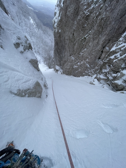 Monti del Matese, Serra Le Tre Finestre, Ricardo Quaranta, Antonio Patullo - L'apertura di The Number of the Beast sulla nord di Serra Le Tre Finestre, Monti del Matese (Antonio Patullo, Ricardo Quaranta 19/01/2023)