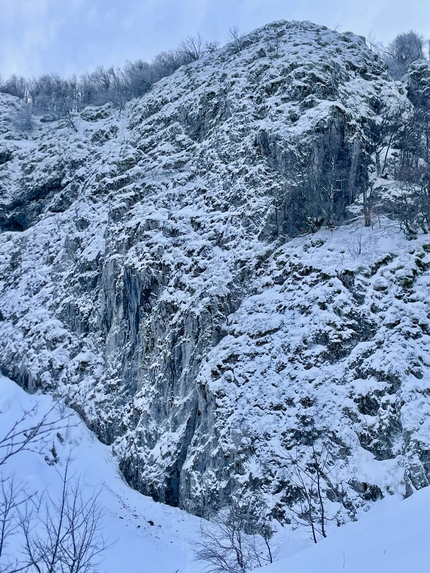 Monti del Matese, Serra Le Tre Finestre, Ricardo Quaranta, Antonio Patullo - L'apertura di The Number of the Beast sulla nord di Serra Le Tre Finestre, Monti del Matese (Antonio Patullo, Ricardo Quaranta 19/01/2023)