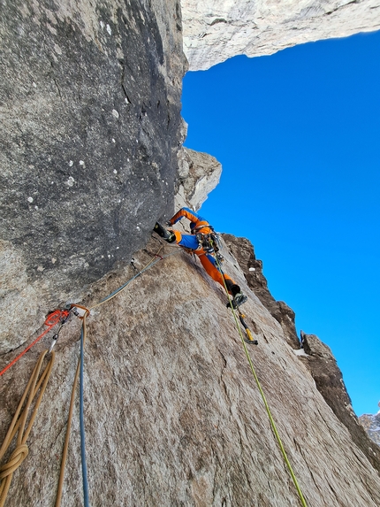 Aiguille Noire du Peuterey, Monte Bianco, François Cazzanelli, Emrik Favre, Stefano Stradelli - François Cazzanelli in apertura su 'Couloir Isaïe' alla Punta Brendel, Aiguille Noire du Peuterey (François Cazzanelli, Emrik Favre, Stefano Stradelli 12-13/02/2023)