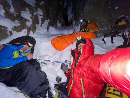 Aiguille Noire du Peuterey, Monte Bianco, François Cazzanelli, Emrik Favre, Stefano Stradelli - François Cazzanelli, Stefano Stradelli e Emrik Favre al bivacco durante l'apertura di 'Couloir Isaïe' alla Punta Brendel, Aiguille Noire du Peuterey (12-13/02/2023)