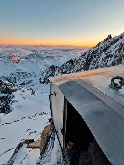 Pilone Centrale del Frêney, Monte Bianco, Richard Tiraboschi, Giuseppe Vidoni - Vista dal Bivacco Eccles (Bivacco Lampugnani - Grassi), Monte Bianco (Richard Tiraboschi, Giuseppe Vidoni 12-14/02/2023)