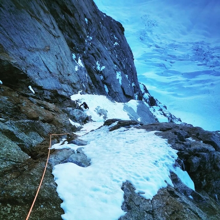 Grandes Jorasses, Sperone Walker, Léo Billon, Benjamin Védrines - Léo Billon climbing the 'Gousseault-Desmaison' up the Walker Spur on the north face of the Grandes Jorasses (15/02/2023)