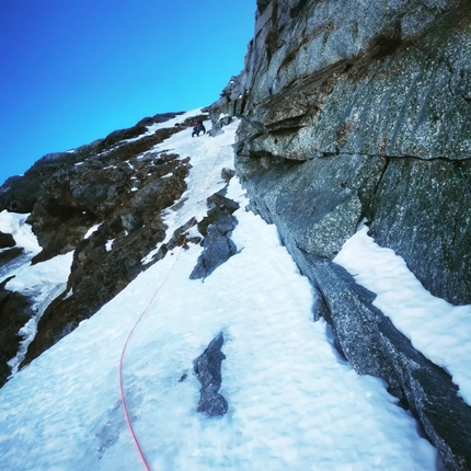 Grandes Jorasses, Sperone Walker, Léo Billon, Benjamin Védrines - Léo Billon, Benjamin Védrines climbing the 'Gousseault-Desmaison' up the Walker Spur on the north face of the Grandes Jorasses (15/02/2023)