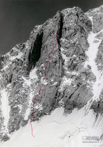 Walter Bonatti - Il Pilone Centrale del Frêney, Monte Bianco. In rosso, tracciato dallo stesso Walter Bonatti, il percorso compiuto dai sette alpini alpinisti (Bonatti con Oggioni e Gallieni; Mazeaud con Guillaume, Vieille e Kohlmann) nel luglio 1961 fino al punto massimo raggiunto, circa 80 metri dalla cima, dove la scalata dovette interrompersi a causa del maltempo.