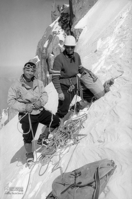 Walter Bonatti - Walter Bonatti e Andrea Oggioni fotografati da Roberto Gallieni durante la 'prima' sul Mont Maudit, per via diretta sulla parete Sud-Est, 6-7 agosto 1959. Gallieni, ingegnere milanese, in queste prime scalate è 'cliente' della guida Bonatti; in seguito, i due diventeranno amici e 'liberi' compagni di cordata. Nel 1959, sempre in cordata con Bonatti e Oggioni, salirà la parete Nord-Ovest della Grivola e la Brenva (via della Sentinella di destra). Nel 1960, questa volta solo con Bonatti, sarà la volta della prima della Chandelle du Tacul, lungo la parete Est. E poi, il 6 luglio 1961, tre giorni prima dell’attacco al Pilone Centrale del Frêney, salirono tutti e tre – Bonatti, Gallieni e Oggioni – la via della Poire.