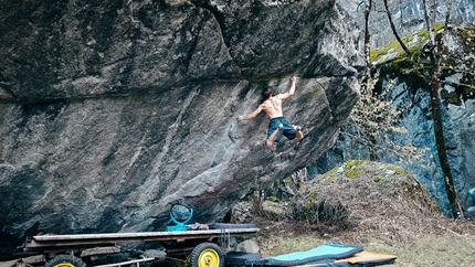 Florian Wientjes - Florian Wientjes sul 8C+ Off the wagon low in Val Bavona, Svizzera