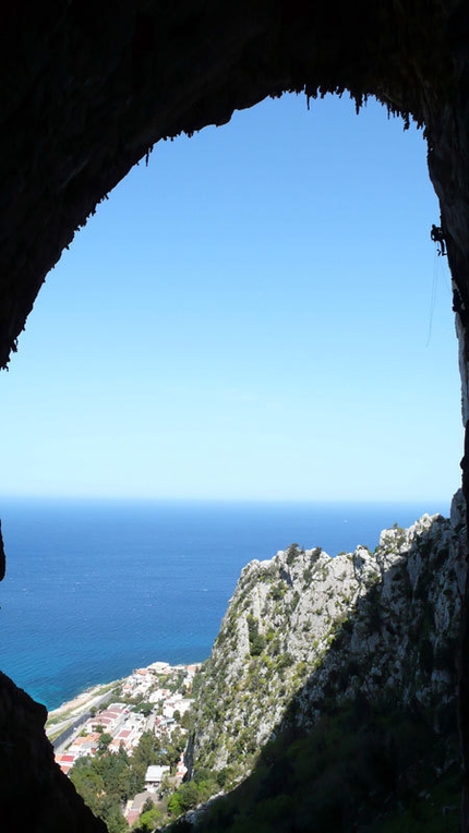 Banda del Buco - Antro della Perciata, Monte Pellegrino - Nicola Sartori in apertura sul 2° tiro de La banda del buco - Antro della Perciata, Palermo, Sicilia