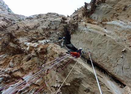 Banda del Buco - Antro della Perciata, Monte Pellegrino - Luca Giupponi in apertura sul 4° tiro de La banda del buco - Antro della Perciata, Palermo, Sicilia