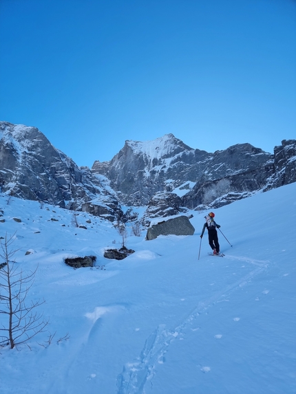 Pizzo Badile, Corti-Battaglia, David Hefti, Marcel Schenk - Avvicinamento al Pizzo Badile prima della prima invernale della 'Corti-Battaglia' (David Hefti, Marcel Schenk 14/02/2023)