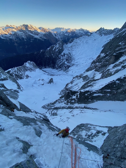 Pizzo Badile, Corti-Battaglia, David Hefti, Marcel Schenk - David Hefti seconding pitch 1 during the first winter ascent of the 'Corti-Battaglia' on Pizzo Badile (David Hefti, Marcel Schenk 14/02/2023)