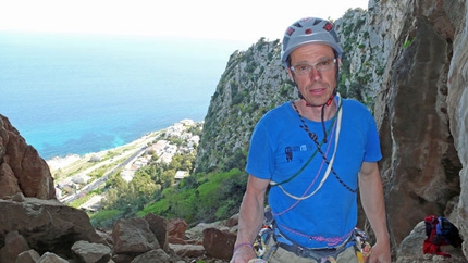 Banda del Buco - Antro della Perciata, Monte Pellegrino - Luca Giupponi starting up pitch 1 of  La banda del buco - Antro della Perciata, Palermo, Sicily