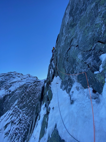 Pizzo Badile, Corti-Battaglia, David Hefti, Marcel Schenk - Pizzo Badile 'Corti-Battaglia' prima invernale (David Hefti, Marcel Schenk 14/02/2023)