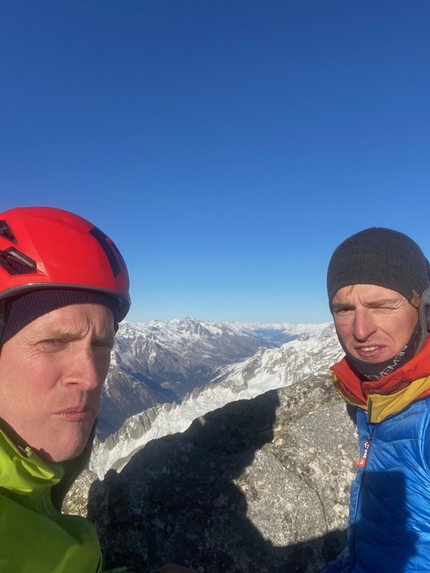 Pizzo Badile, Corti-Battaglia, David Hefti, Marcel Schenk - Marcel Schenk e David Hefti in cima alla 'Corti-Battaglia' sul Pizzo Badile dopo la prima invernale il 14/02/2023