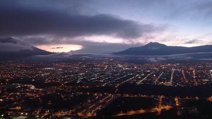 Nicolò Guarrera - Tramonto sulla città di Ibarra, con i monti Imbabura e Cotacachi