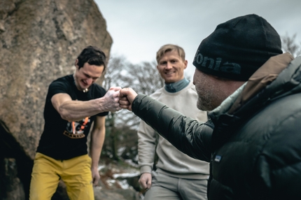 Adam Ondra, Peak District, Stanage - Adam Ondra, Magnus Midtbø e Jerry Moffatt dopo la salita flashi del suo boulder The Ace 8B a Stanage, Peak District, UK