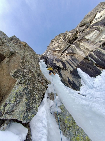 Goulotte Les Degaines disparu al Torrione d'Entreves (Monte Bianco) per Niccolo Bruni e Giovanni Ravizza