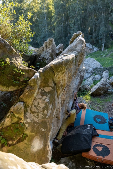 Bosco Scorace, Sicilia, Elias Iagnemma - Stefania Colomba, boulder al Bosco Scorace in Sicilia