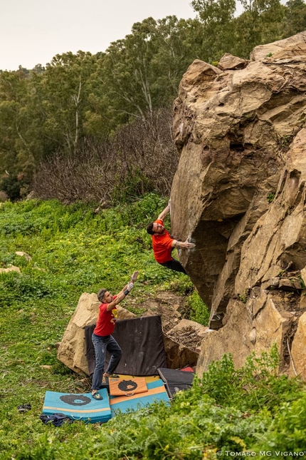 Bosco Scorace, Sicilia, Elias Iagnemma - Boulder al Bosco Scorace in Sicilia