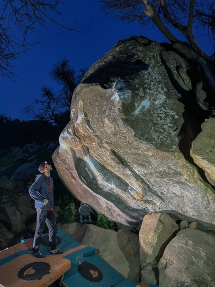 Bosco Scorace, Sicilia, Elias Iagnemma - Elias Iagnemma sotto 'Poesia' 8B+ al Bosco Scorace in Sicilia