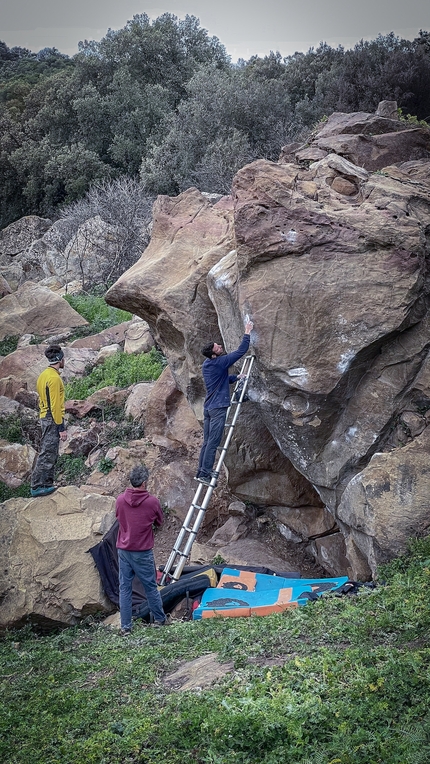 Bosco Scorace, Sicilia, Elias Iagnemma - Boulder al Bosco Scorace in Sicilia