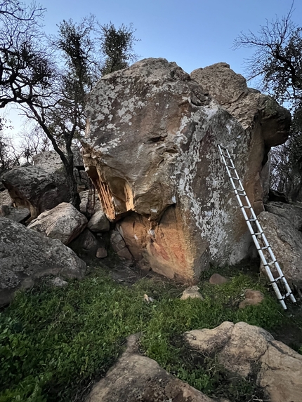 Bosco Scorace, Sicilia, Elias Iagnemma - Boulder al Bosco Scorace in Sicilia