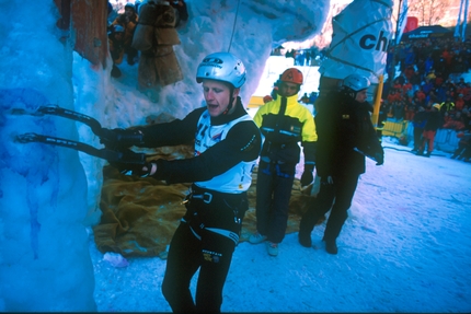 Ice World Cup Valle di Daone 2001 - Tim Emmett prova la partenza del primo boulder della finale, Ice World Cup Valle di Daone 2001
