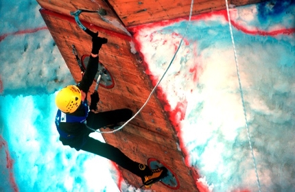 Ice World Cup Valle di Daone 2001 - Liv Sansoz reaching high on the first boulder problem in the Final, Ice World Cup Valle di Daone 2001